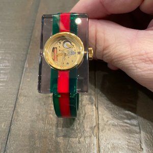 GUCCI "Bee" bracelet watch 427614 8460 J3300 (upc 807146353)